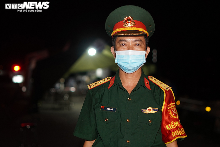 Chiến sĩ tuyến đầu chống dịch cả tháng ăn mì tôm, bám chốt xa nhà - 3