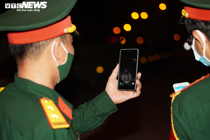 Chiến sĩ tuyến đầu chống dịch cả tháng ăn mì tôm, bám chốt xa nhà - 2