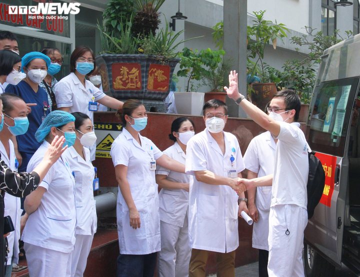 Y bác sĩ Bệnh viện Hữu Nghị chi viện Tiền Giang chống dịch - 1