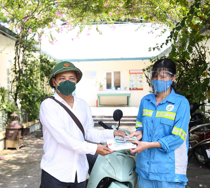 Nữ lao công bị cướp được tặng 4 xe máy, tặng lại đồng nghiệp 3 xe - 1