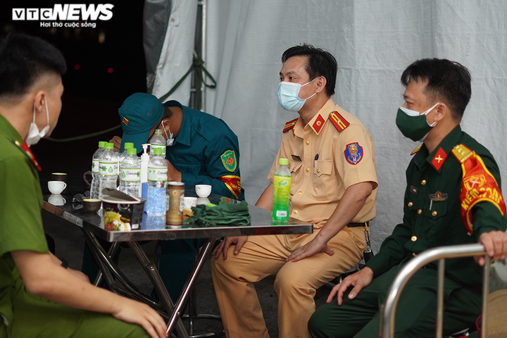 Chiến sĩ chốt kiểm soát ăn mì chống đói, động viên nhau chống dịch lúc nửa đêm - 3