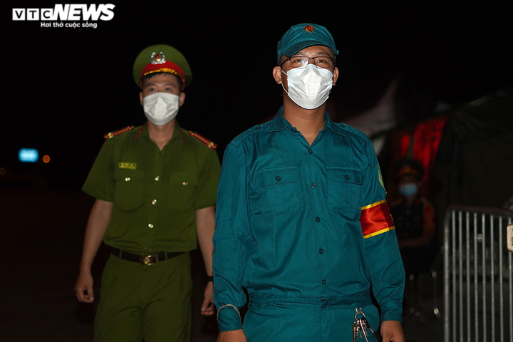 Chiến sĩ chốt kiểm soát ăn mì chống đói, động viên nhau chống dịch lúc nửa đêm - 6