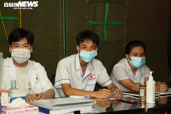 Chiến sĩ chốt kiểm soát ăn mì chống đói, động viên nhau chống dịch lúc nửa đêm - 7