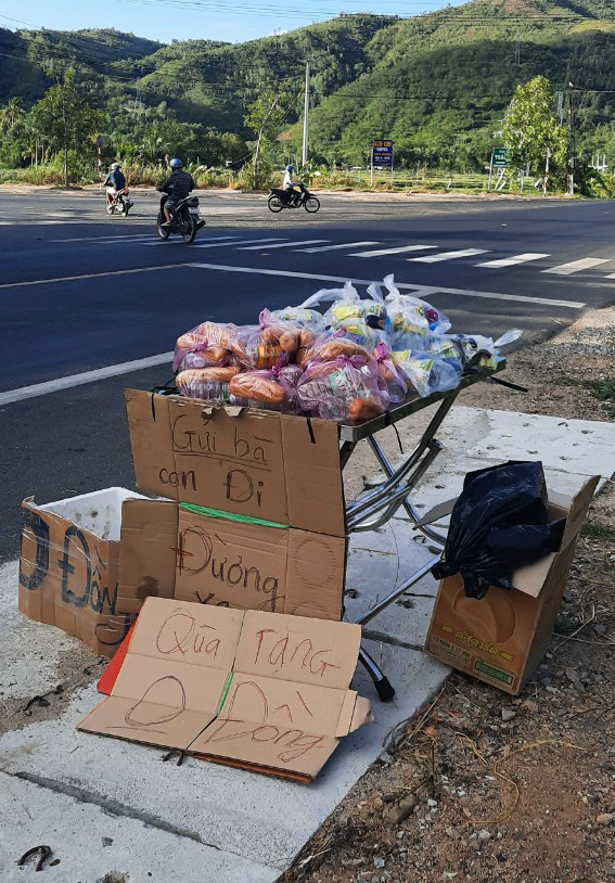 Ấm lòng các chốt kiểm dịch đượm tình người mọc lên khắp tuyến đường về quê - 4