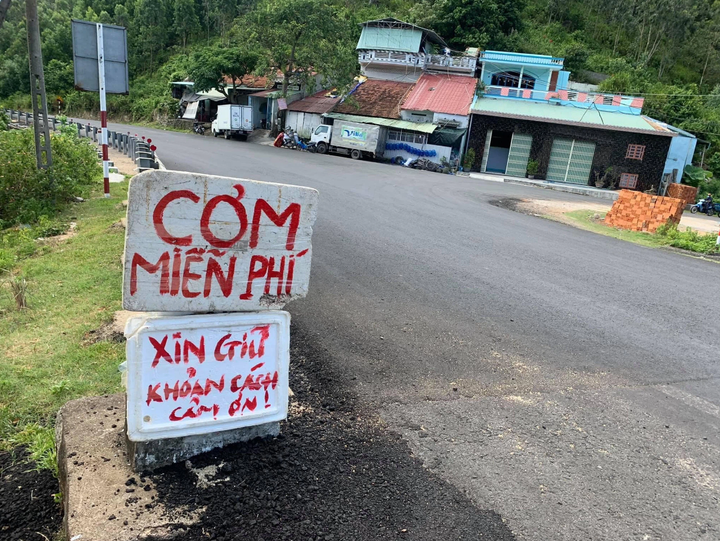 Ấm lòng các chốt kiểm dịch đượm tình người mọc lên khắp tuyến đường về quê - 3