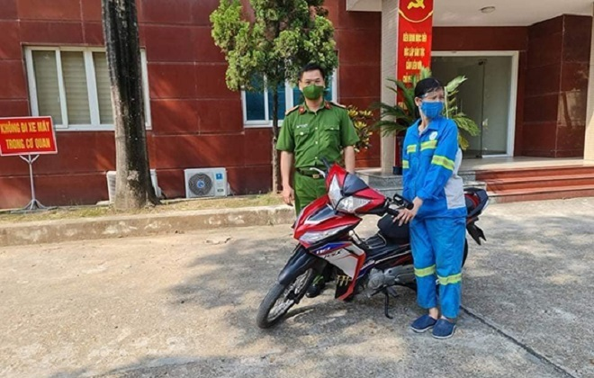 Công an góp tiền tặng xe máy mới cho nữ lao công bị cướp trong đêm - 1