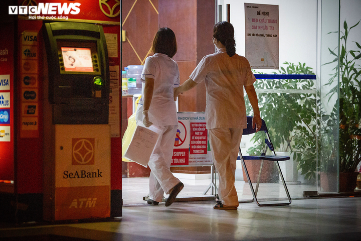 Bé gái 12 tuổi rơi từ tầng 12 chung cư ở Hà Nội chết thương tâm - 5