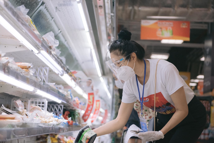 MC Quỳnh Hoa: 'Chồng đứng hình khi biết tôi dám vào tâm dịch' - 2