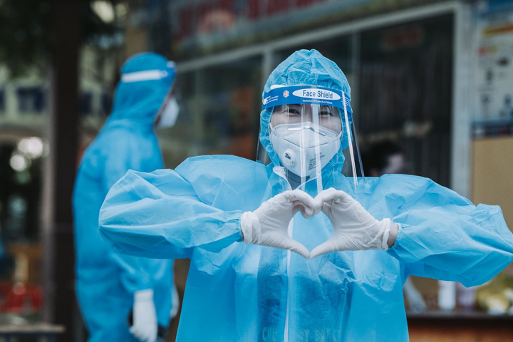 MC Quỳnh Hoa: 'Chồng đứng hình khi biết tôi dám vào tâm dịch' - 4