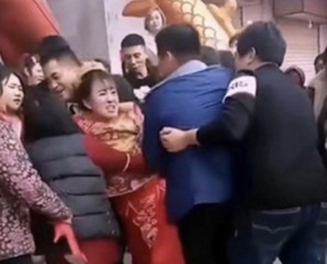 Tục ‘náo động phòng’ - nỗi khiếp sợ của các cô dâu chú rể Trung Quốc - 3