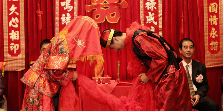 Tục ‘náo động phòng’ - nỗi khiếp sợ của các cô dâu chú rể Trung Quốc - 1