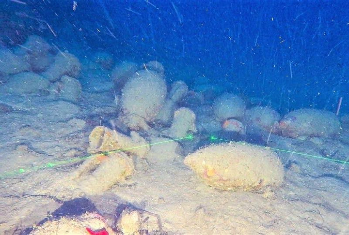 Chục bình rượu quý trong xác tàu chìm dưới nước 2.000 năm - 1