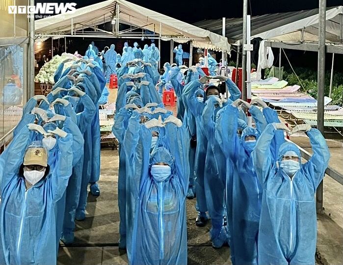 Nghẹn ngào hình ảnh tình nguyện viên Kon Tum vật vờ chợp mắt tại chốt kiểm dịch - 9