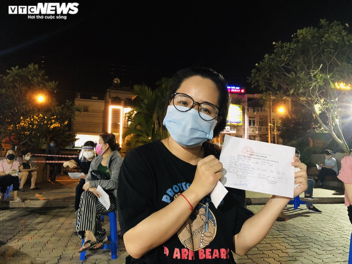 Ảnh: Người dân TP.HCM phấn khởi đi tiêm vaccine COVID-19 trong đêm - 15