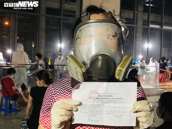 Ảnh: Người dân TP.HCM phấn khởi đi tiêm vaccine COVID-19 trong đêm - 16
