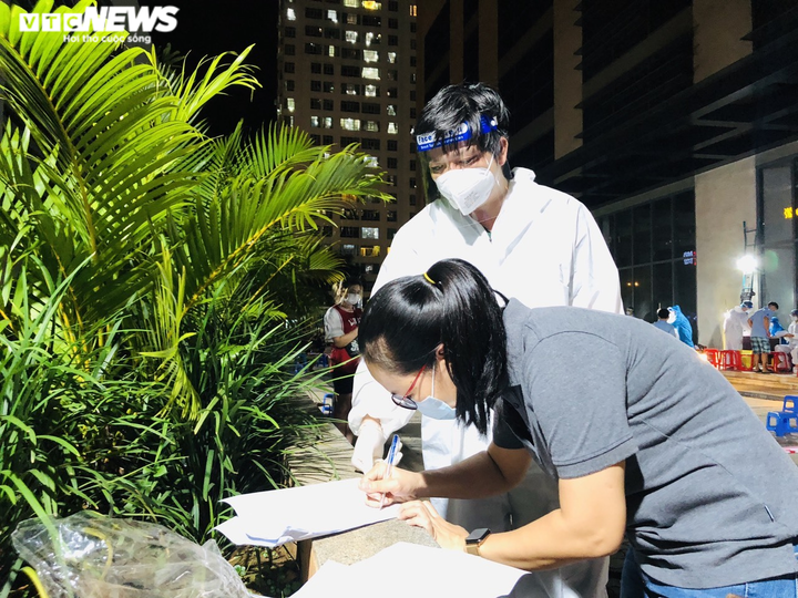 Ảnh: Người dân TP.HCM phấn khởi đi tiêm vaccine COVID-19 trong đêm - 8