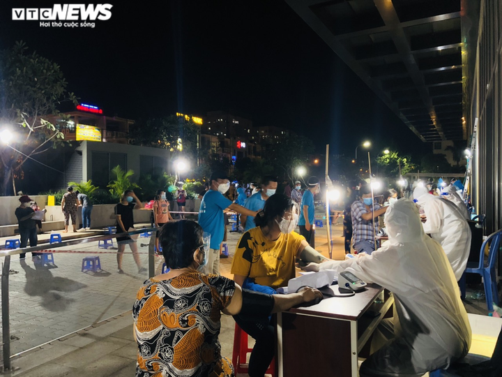 Ảnh: Người dân TP.HCM phấn khởi đi tiêm vaccine COVID-19 trong đêm - 1