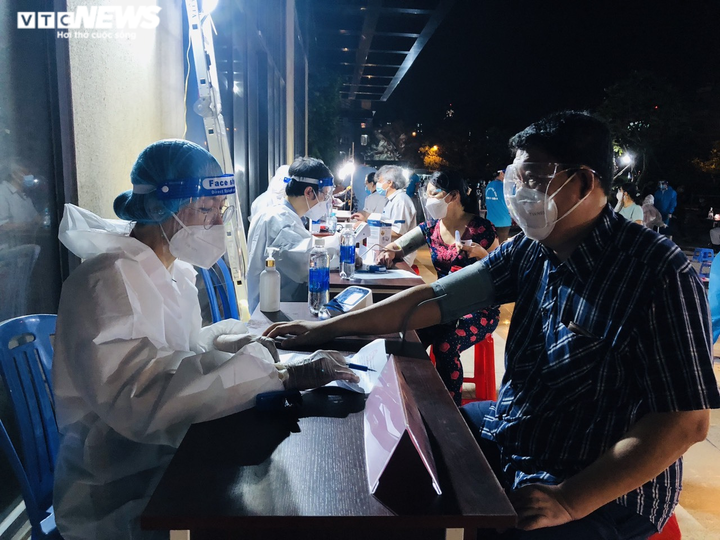 Ảnh: Người dân TP.HCM phấn khởi đi tiêm vaccine COVID-19 trong đêm - 9