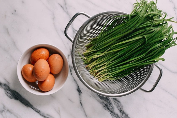 Ở nhà mùa dịch, đổi món với trứng chiên lá hẹ - 2