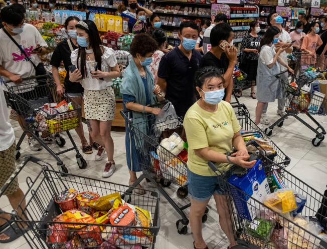 COVID-19 trở lại tấn công Vũ Hán, dân đổ xô đi siêu thị tích đồ vì lo phong tỏa - 1