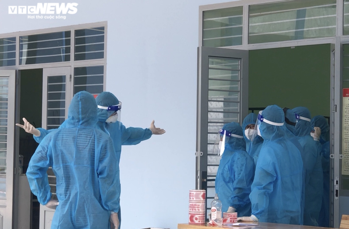 Bác sĩ quân y nghỉ hưu xung phong vào điểm nóng chăm sóc bệnh nhân COVID-19 - 3