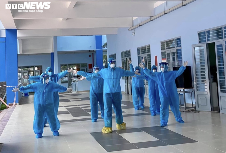 Bác sĩ quân y nghỉ hưu xung phong vào điểm nóng chăm sóc bệnh nhân COVID-19 - 4