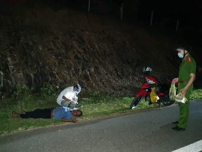 Nhịn đói 3 ngày lái xe máy nghìn km về quê, người đàn ông kiệt sức gục bên đường - 1