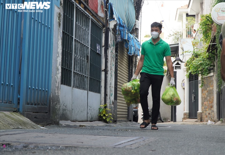 Đi từng ngõ, gõ cửa từng nhà tặng nhu yếu phẩm cho người gặp khó ở TP.HCM - 9