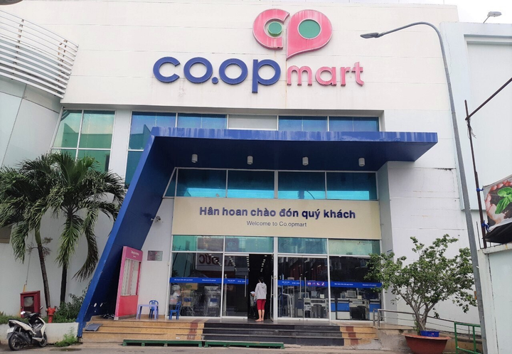 Đảm bảo an toàn, siêu thị Co.opmart Cà Mau hoạt động trở lại - 1