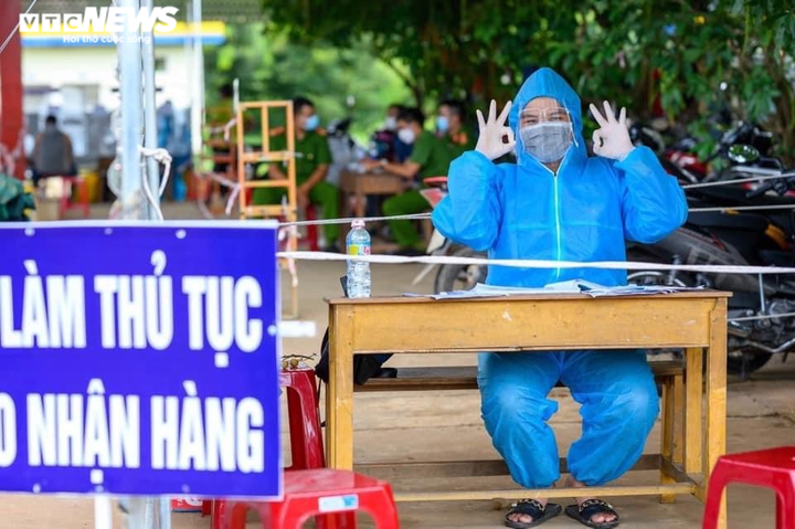 Nghẹn ngào hình ảnh tình nguyện viên Kon Tum vật vờ chợp mắt tại chốt kiểm dịch - 3