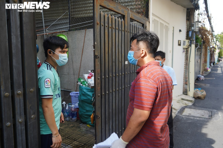 Đi từng ngõ, gõ cửa từng nhà tặng nhu yếu phẩm cho người gặp khó ở TP.HCM - 7