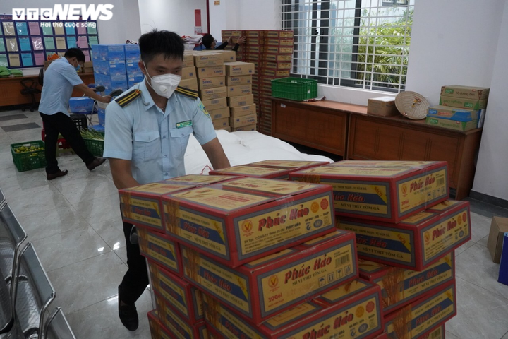Đi từng ngõ, gõ cửa từng nhà tặng nhu yếu phẩm cho người gặp khó ở TP.HCM - 1