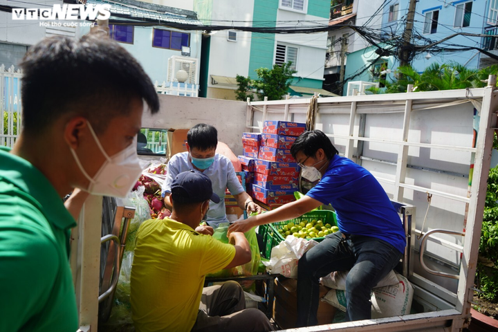 Đi từng ngõ, gõ cửa từng nhà tặng nhu yếu phẩm cho người gặp khó ở TP.HCM - 4