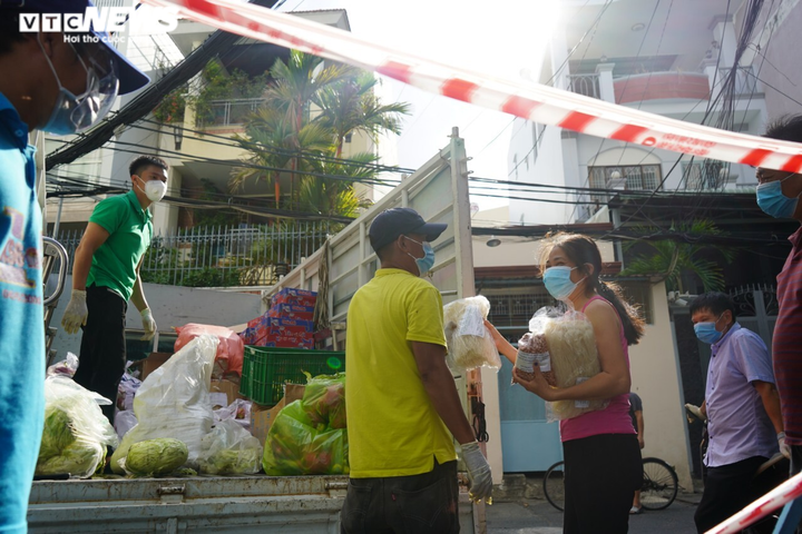 Đi từng ngõ, gõ cửa từng nhà tặng nhu yếu phẩm cho người gặp khó ở TP.HCM - 5