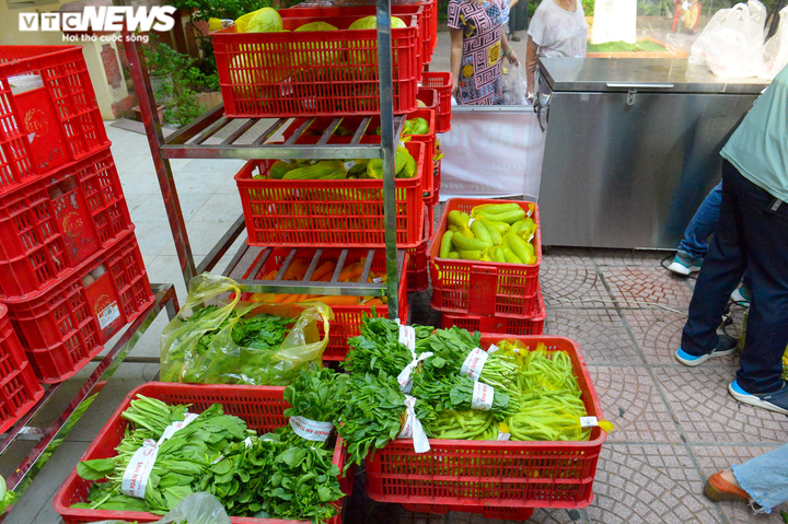 Bên trong điểm bán hàng lưu động mở ngay giữa sân trường ở Hà Nội - 3