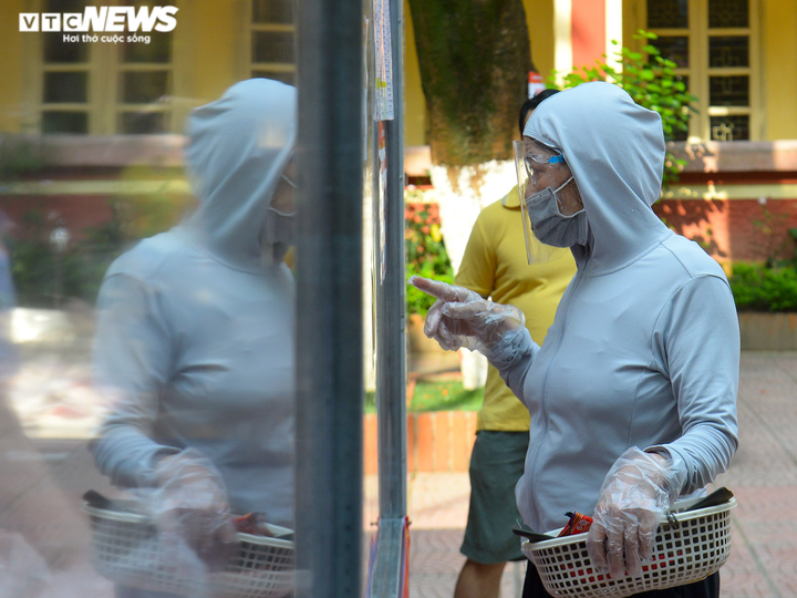 Bên trong điểm bán hàng lưu động mở ngay giữa sân trường ở Hà Nội - 12