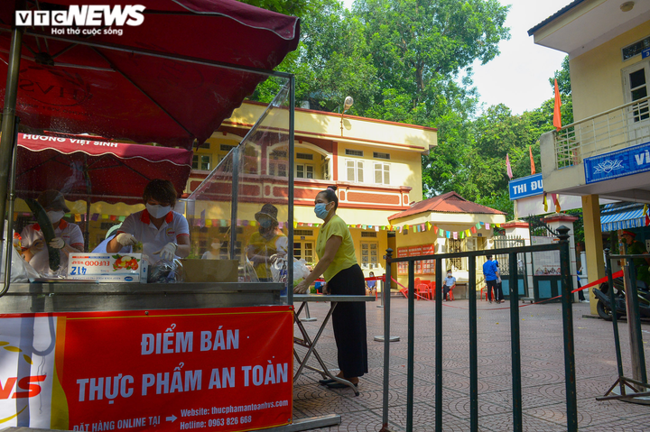 Bên trong điểm bán hàng lưu động mở ngay giữa sân trường ở Hà Nội - 15