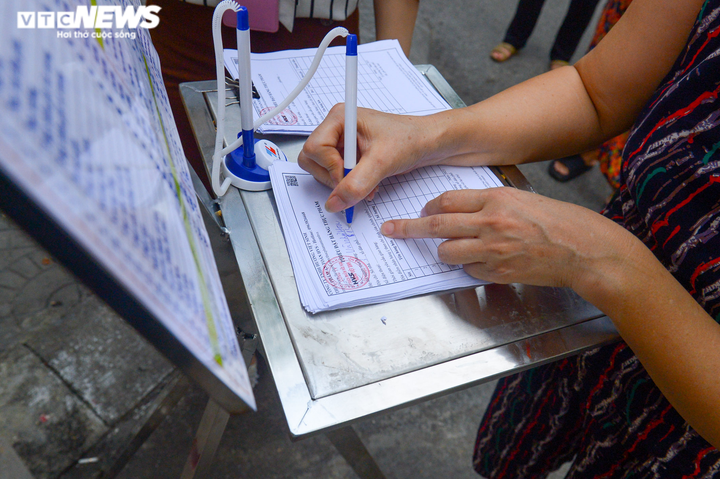 Bên trong điểm bán hàng lưu động mở ngay giữa sân trường ở Hà Nội - 7