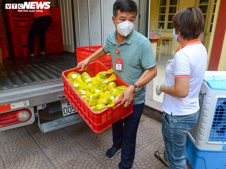 Bên trong điểm bán hàng lưu động mở ngay giữa sân trường ở Hà Nội - 2