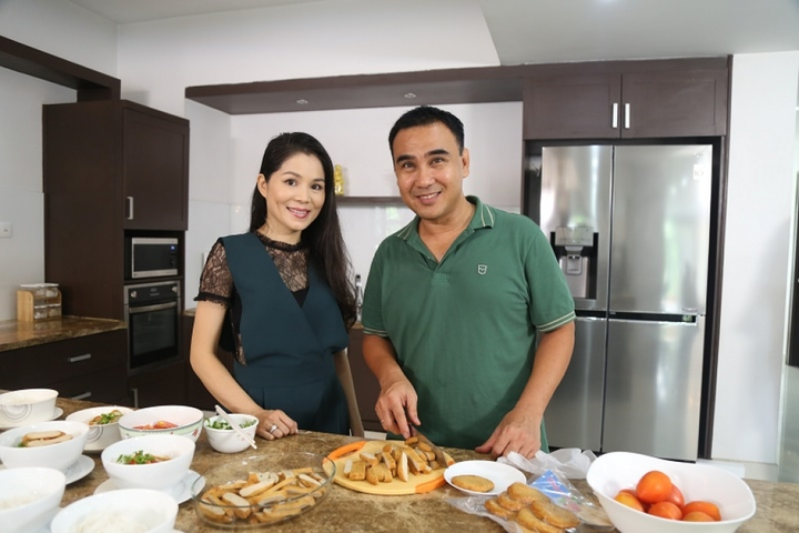 Vợ Quyền Linh đẹp mặn mà, cư xử khéo léo: Quá xứng đôi với MC hàng đầu Vbiz - 4