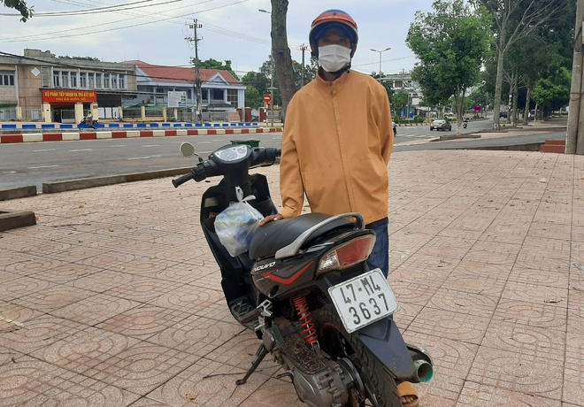 Đi bộ hơn 500 km về quê tránh dịch, dọc đường được tặng xe máy - 2