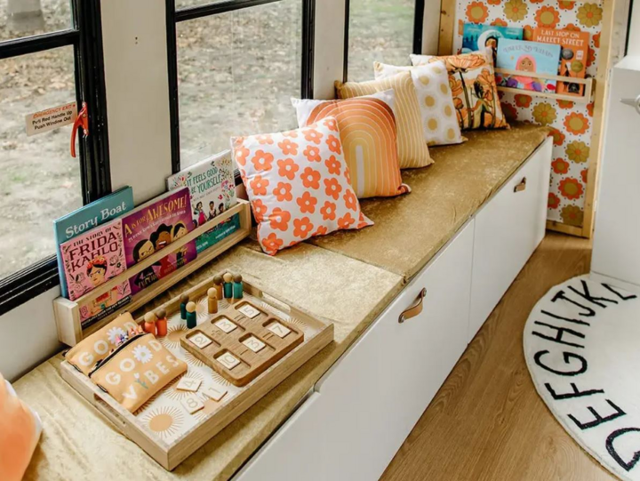 Cô giáo Mỹ cải tạo xe buýt thành lớp học - 4