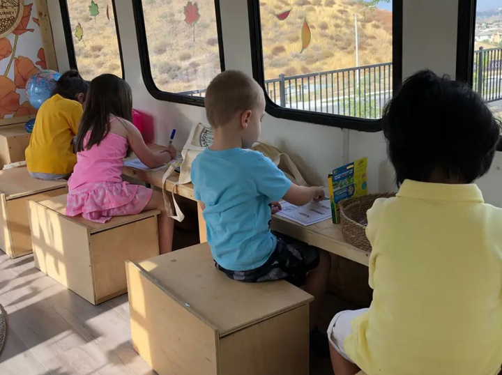 Cô giáo Mỹ cải tạo xe buýt thành lớp học - 5