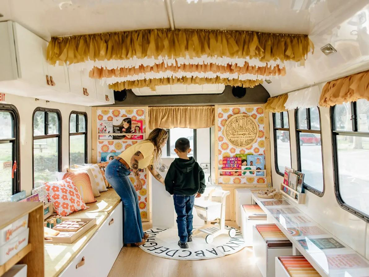 Cô giáo Mỹ cải tạo xe buýt thành lớp học - 6