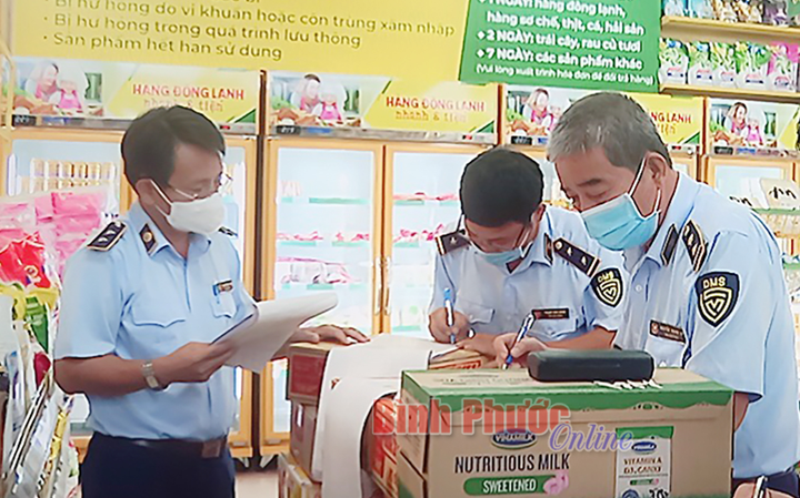 Xử lý 9 cửa hàng Bách hóa xanh bán hàng hết hạn sử dụng, không niêm yết giá - 1