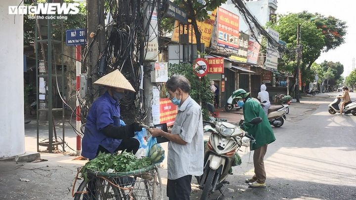 Video, ảnh: Ngày cuối đợt giãn cách, tràn lan bán hàng rong như ‘tháo khoán’ - 7