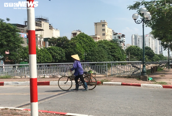 Video, ảnh: Ngày cuối đợt giãn cách, tràn lan bán hàng rong như ‘tháo khoán’ - 9