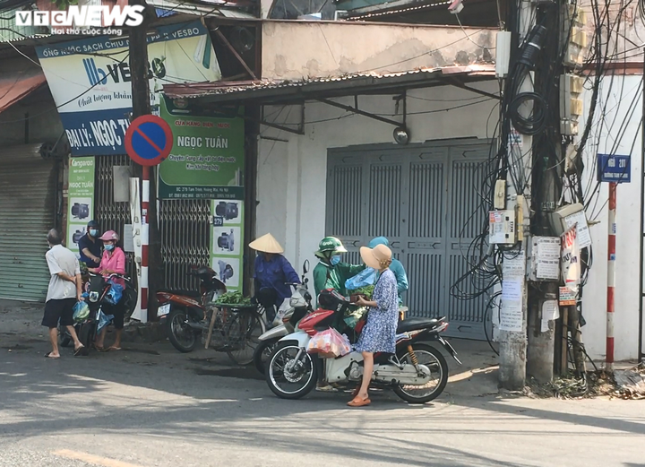 Video, ảnh: Ngày cuối đợt giãn cách, tràn lan bán hàng rong như ‘tháo khoán’ - 2