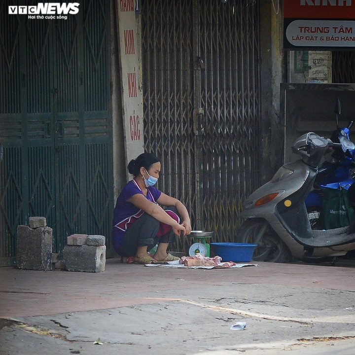 Video, ảnh: Ngày cuối đợt giãn cách, tràn lan bán hàng rong như ‘tháo khoán’ - 3
