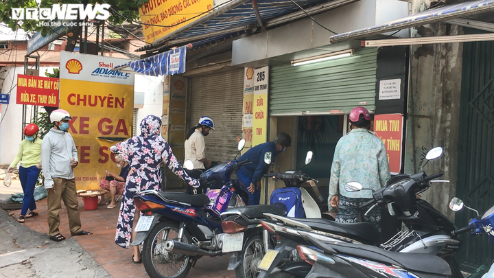 Video, ảnh: Ngày cuối đợt giãn cách, tràn lan bán hàng rong như ‘tháo khoán’ - 8